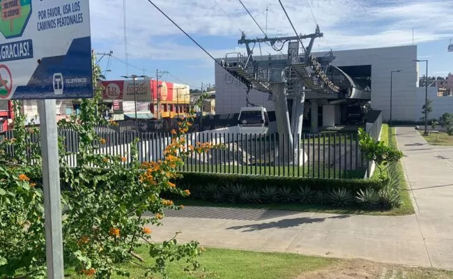 Teleférico va y viene vacío ante falta de pasajeros en los Alcarrizos; residentes afirman nunca haberlo utilizado