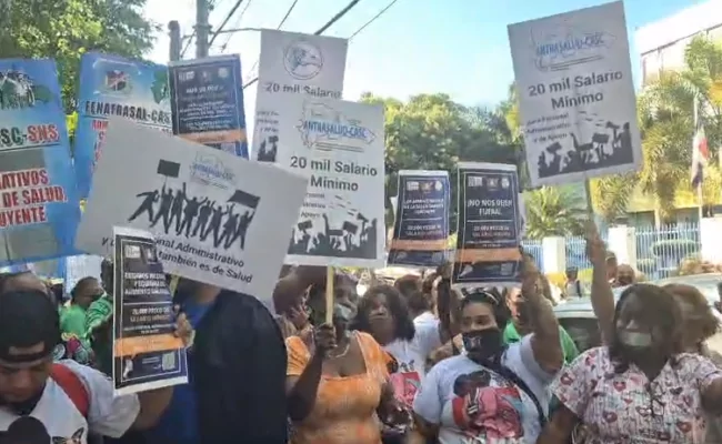 Gremios del sector salud protestan en demanda de aumentos salariales