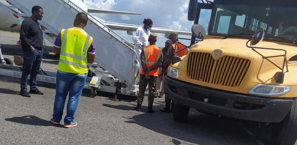 Llegan dominicanos repatriados de EEUU; incluidos de “la vuelta de México”