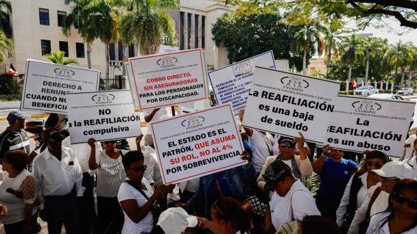 Maestros pensionados protestan por reincorporación a seguro de sobrevivencia