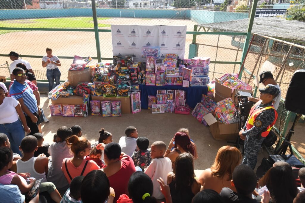 Administrador general del Instituto de Auxilios Félix Grullón entrega juguetes a niños humildes de sectores de Herrera