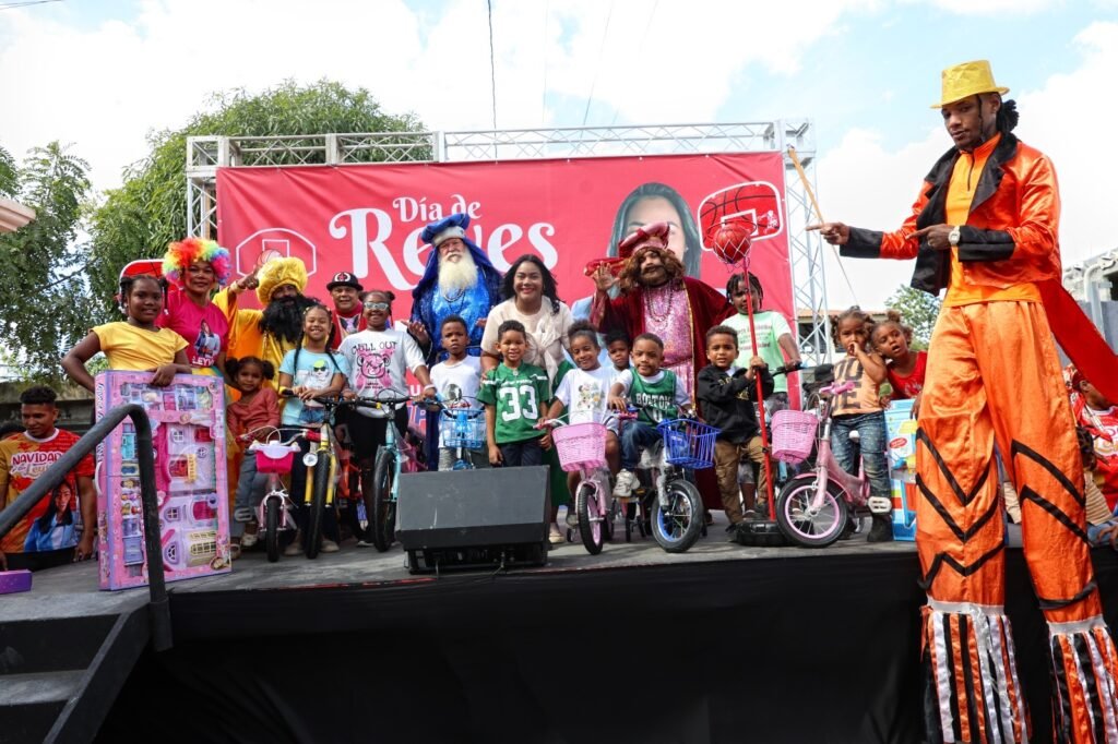 Diputada Leyvi Bautista lleva la magia del Día de Reyes a SDO con entrega de juguetes