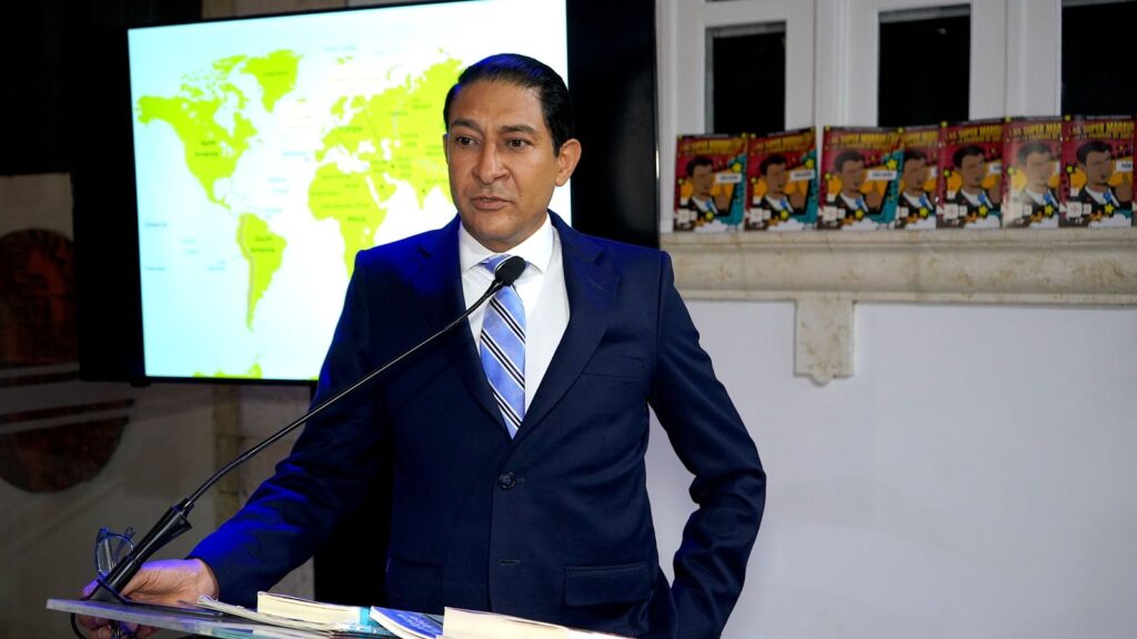 Iván Gatón imparte conferencia sobre geopolítica de La Hispaniola