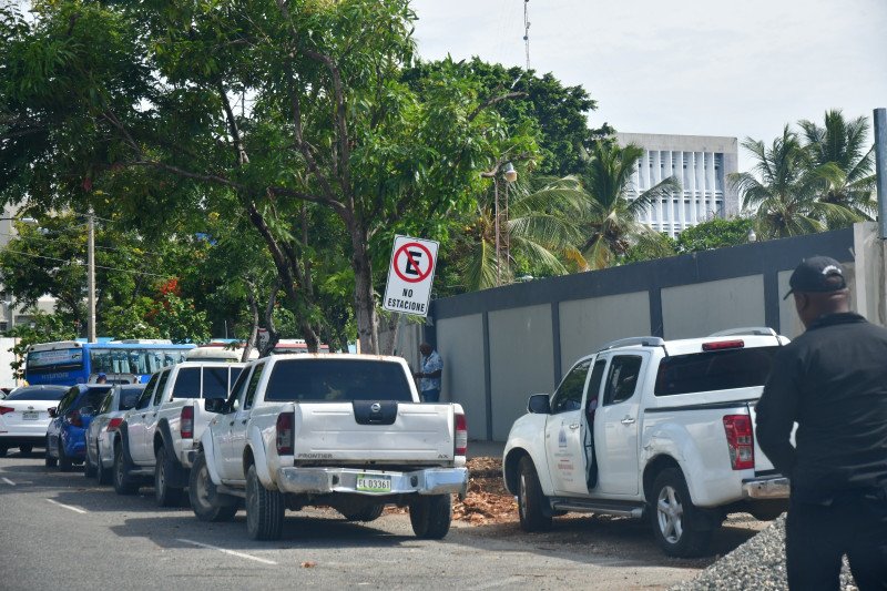 Instituciones públicas gastan millones en alquiler de parqueos ante falta de planificación