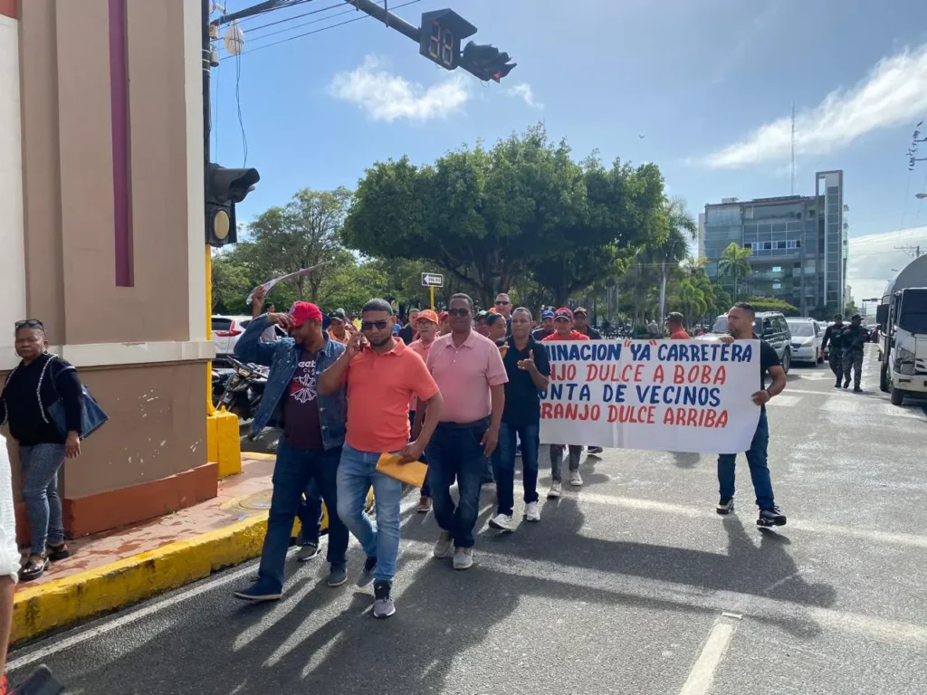 Campesinos y movimiento social realizan piquete en SFM por la construcción de la carretera Naranjo Dulce-Río Boba