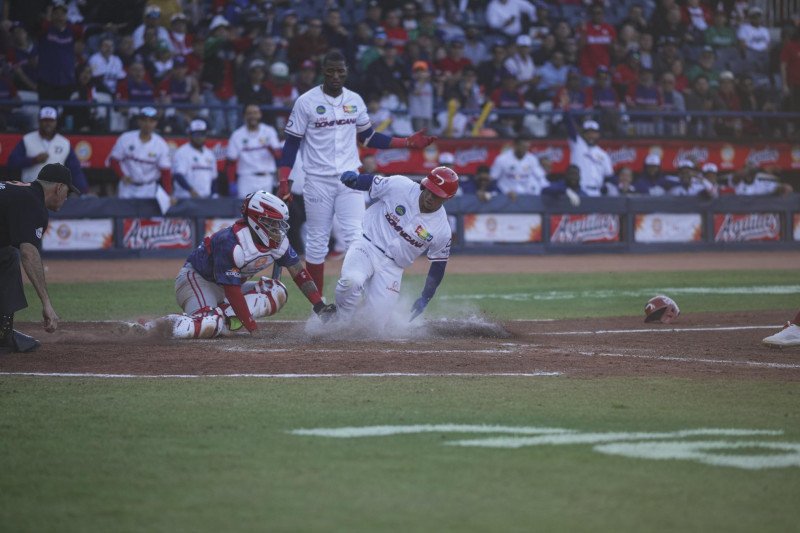 Mejía y Hall son los héroes en primer triunfo escarlata en la Serie del Caribe