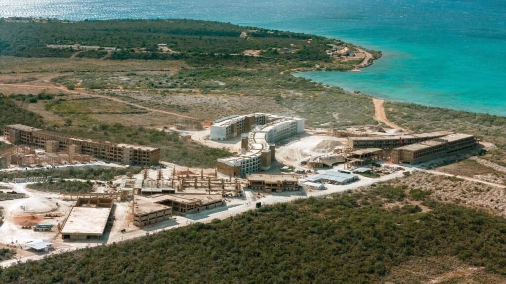 Con un puerto y hoteles en desarrollo, Pedernales aguarda vías de acceso para su despegue turístico