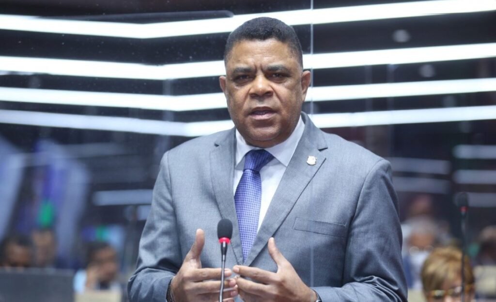 Juan Julio Campo renuncia del PLD y se une a La Fuerza del Pueblo