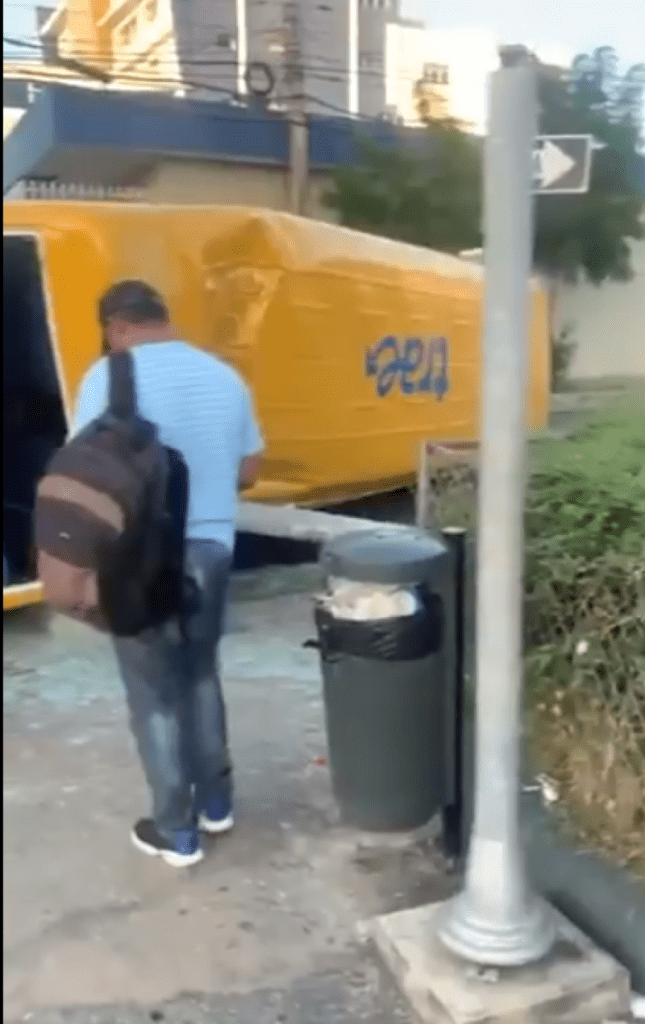 Guagua pública impacta autobús TRAE en la Independencia; no se reportan heridos