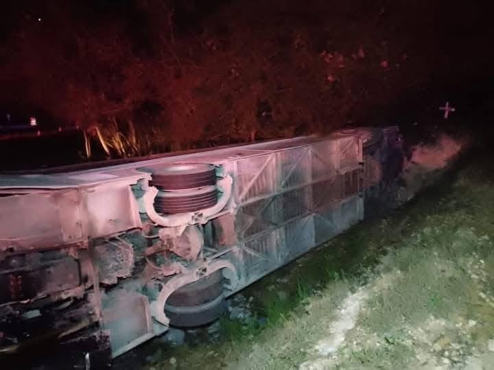 Autobús con miembros de comparsa carnavalesca se accidenta en La Romana