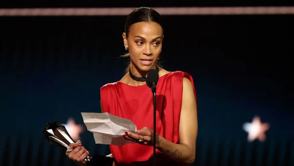 Zoe Saldaña gana el premio a Mejor Actriz de Reparto en los Critics Choice Awards por su actuación en “Emilia Pérez”