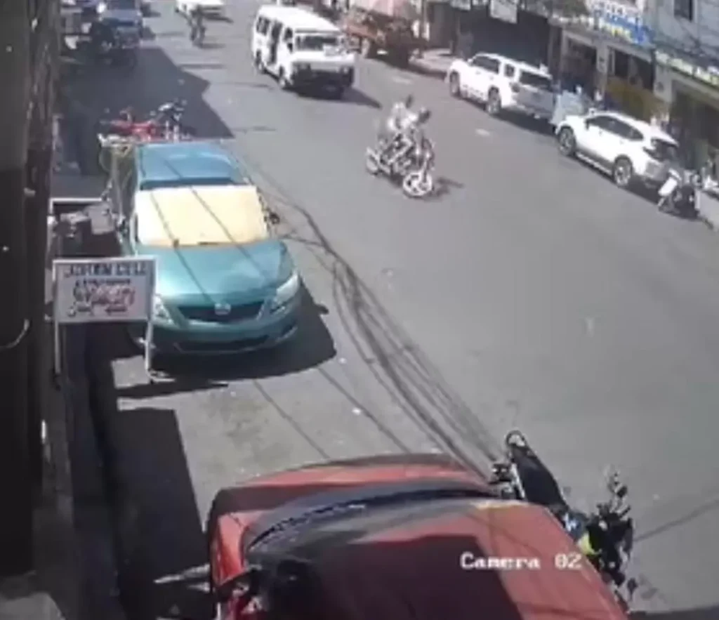 Dos jóvenes pierden la vida al ser embestidos por una «guagua platanera» mientras calibraban su motor