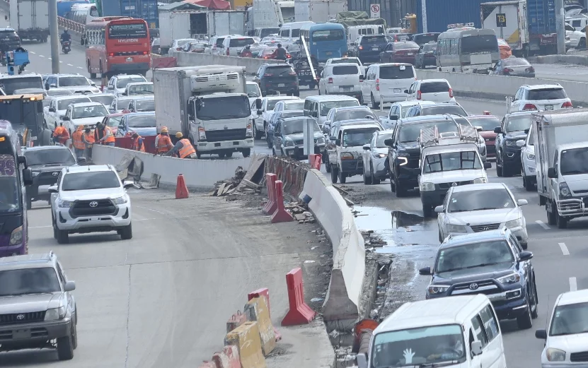 Obras Públicas elimina muros obstruían paso kilómetro 9 de la autopista Duarte