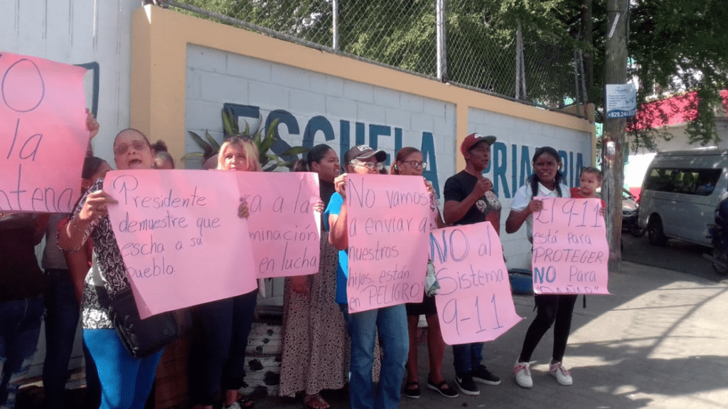 Padres protestan en escuela Cristobalina Batista de Herrera por antena del 9-1-1 en riesgo de caerse