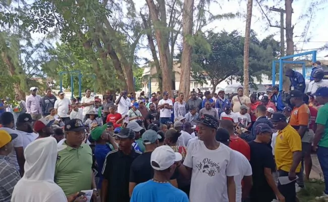 Trabajadores playeros de Boca Chica rechazan desalojos y exigen inclusión en el desarrollo turístico