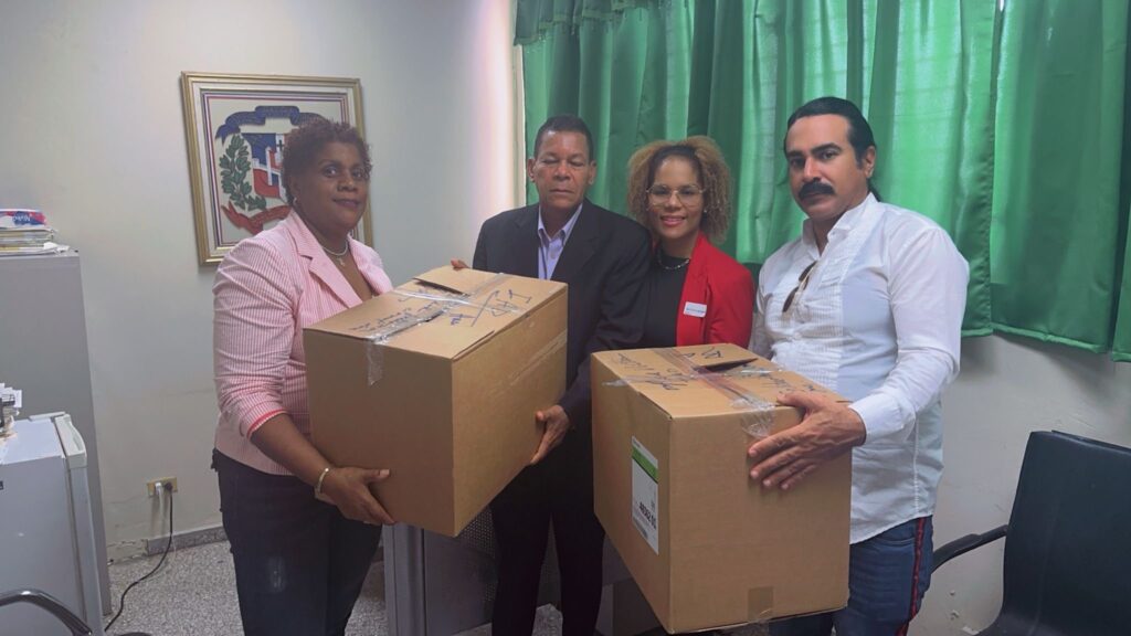 Comisión de Solidaridad Internacional Inc. y AguaBiovida, en alianza con la Fundación Dr. Cruz Jiminián, donan insumos médicos al IAD
