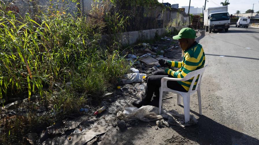 La acera de la calle Juan Ballenilla en Herrera es un obstáculo para los peatones por la maleza