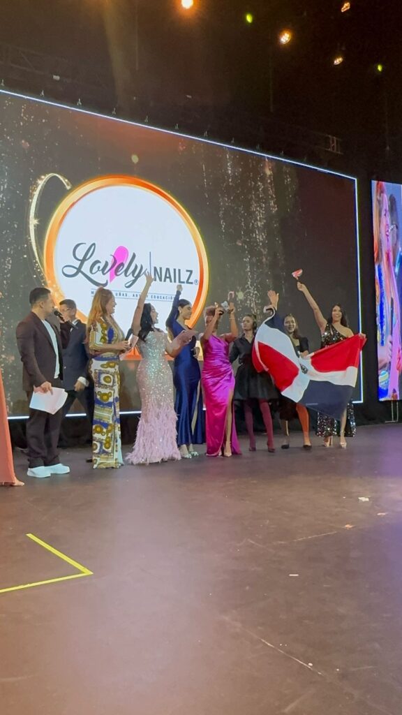 Lovely Nailz RD enaltece la bandera Dominicana ganando premio Internacional como “Mejor Marca Internacional de productos para Uñas”.