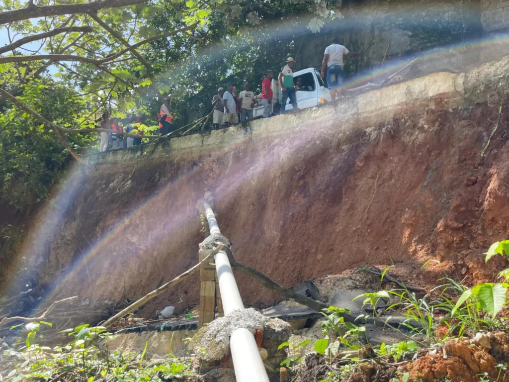 Comunitarios de Cabrera exigen solución urgente a derrumbe en Loma Alta