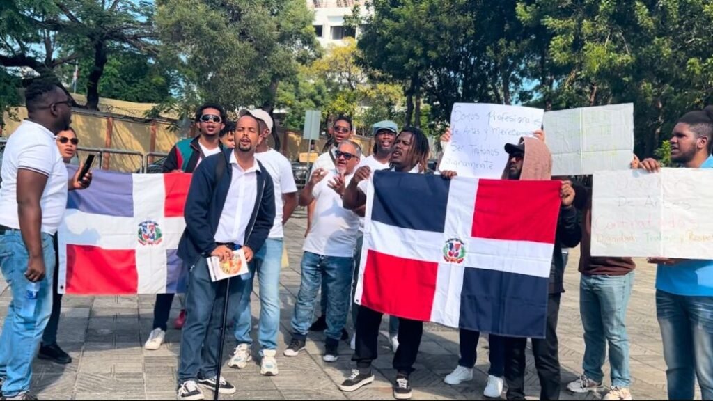 Docentes de Artes del Minerd protestan por falta de pago desde octubre 2024