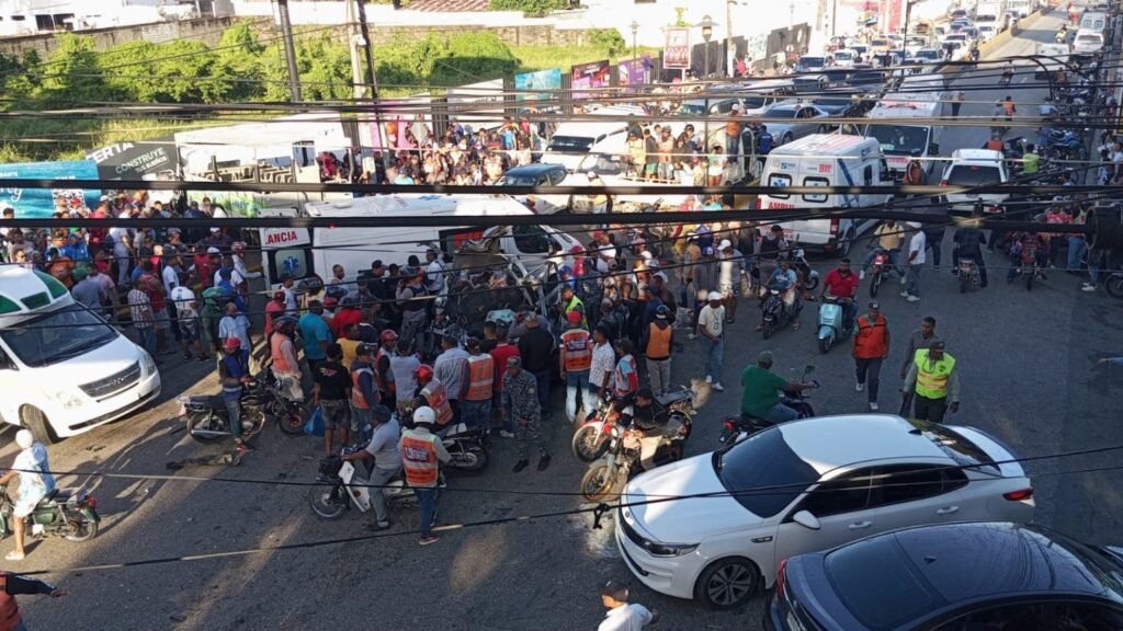 Dos muertos y ocho heridos tras accidente múltiple en Puerto Plata; 9-1-1 coordina asistencia