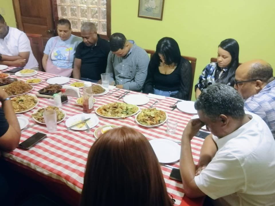 Vinicio Aquino agradece al Comité Organizador del Carnaval de Herrera por su dedicatoria