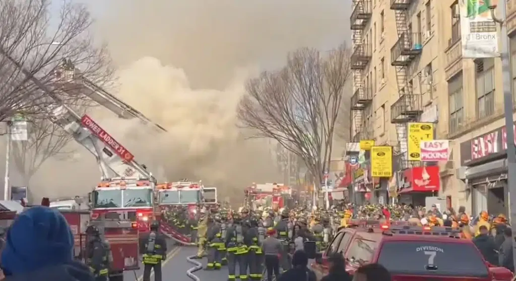 Voraz incendio moviliza al Departamento de Bomberos en El Bronx; causa retrasos en el tráfico