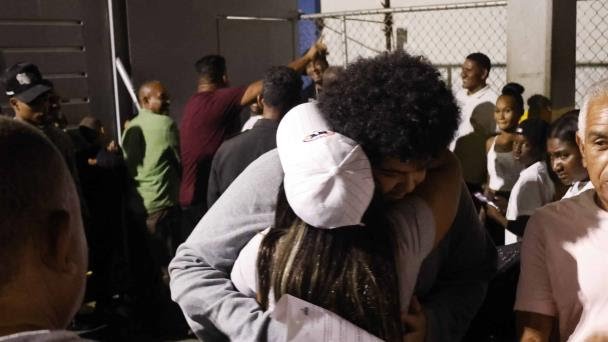 Con abrazos, lágrimas y aplausos reciben a dominicanos deportados desde EE. UU.