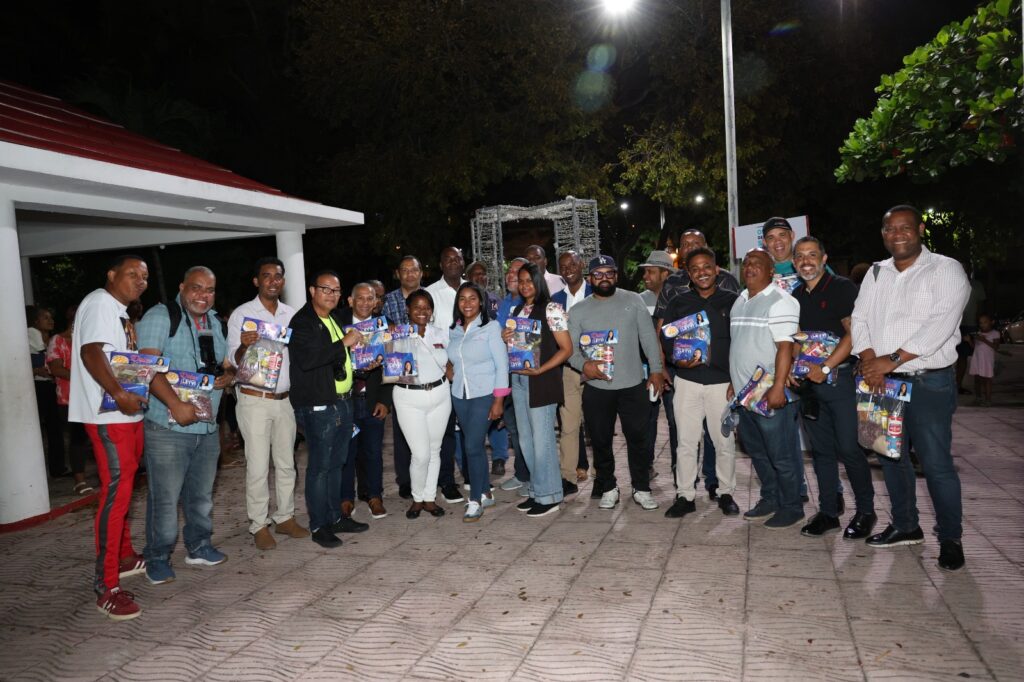 Diputada Leyvi Bautista comparte con la prensa en SDO y anuncia entrega de kit de habichuelas con dulce