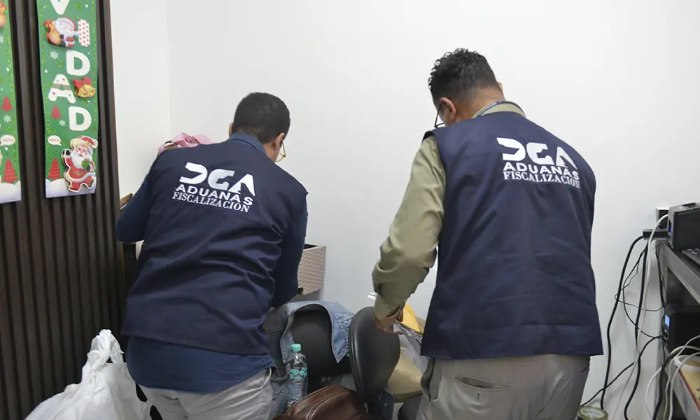 Aduanas fiscaliza tienda de origen chino en la Luperón
