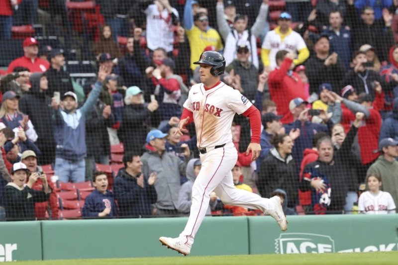 Sencillo de Abreu en la 10ma da triunfo 5-4 a Medias Rojas sobre Cardenales, Devers pega jonrón