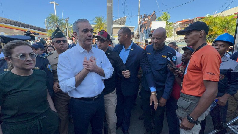 Presidente Abinader llega al Jet Set tras colapso y expresa esperanza en rescates