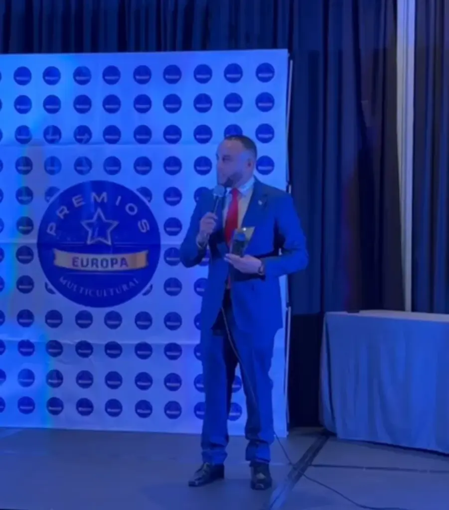 Kerlin Ulerio es galardonado en los Premios Europa por su destacada trayectoria profesional
