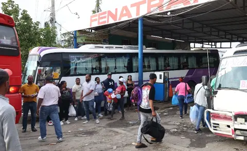 Cientos salen a los pueblos pero menos que otros años