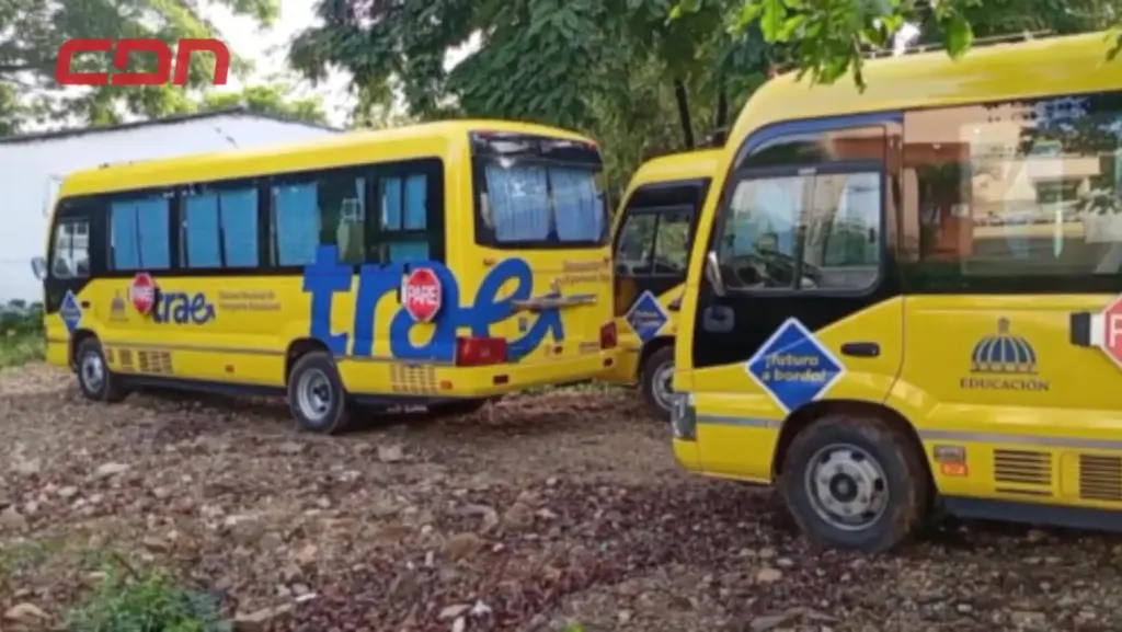 Autobuses del transporte escolar parados por falta de cargadores en Santiago