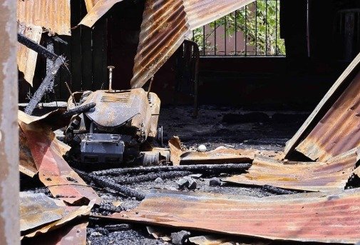 Niño muere calcinado en Caballona; su hermano y padrastro luchan por sus vidas