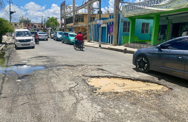 En sector Buena Vista de Villa Mella exigen arreglo de sus calles
