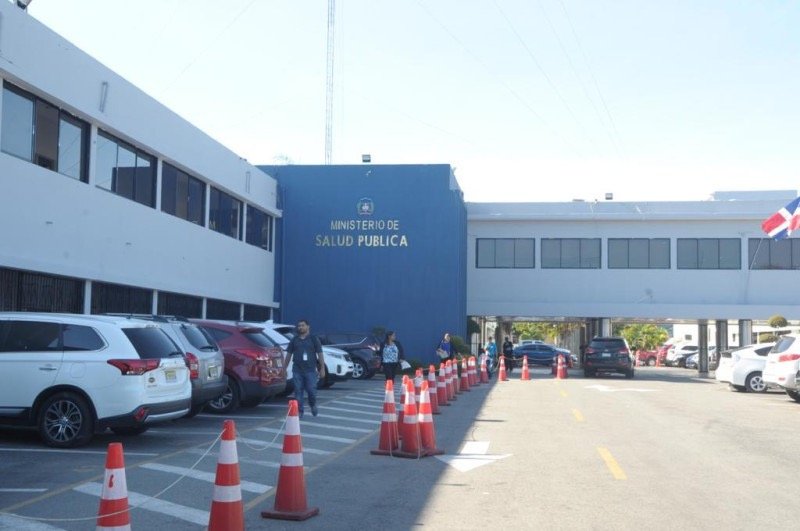 Salud Pública asegura despidos de médicos fueron por duplicidad en nóminas y ausencias de trabajo