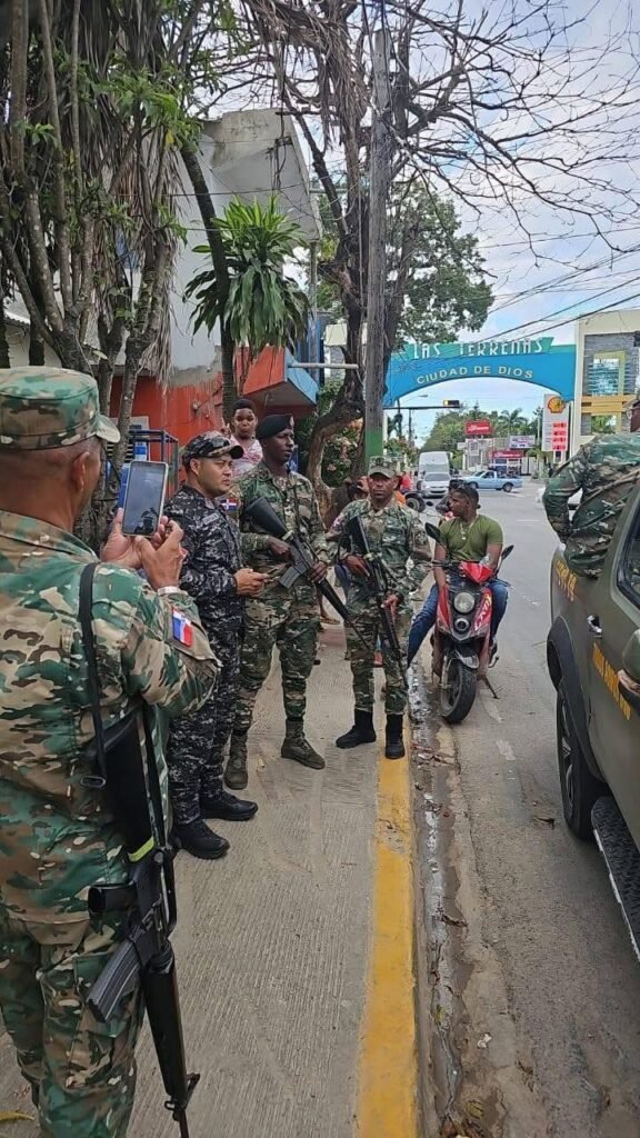 Decenas de efectivos del Ejército y de la Armada llegan a Las Terrenas a reforzar labores preventivas tras llamado a huelga