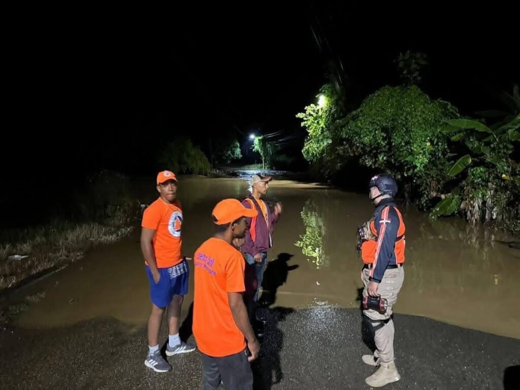Buscan dos desaparecidos arrastrados por el río Guiza en Las Guáranas