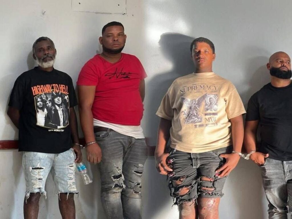 Tras persecución, Policía captura en flagrante delito banda de cuatreros en Monte Plata.