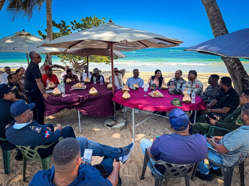 Mesa de Trabajo Interinstitucional en Playa Arroyo Salado Reafirma Compromiso con la Seguridad y el Desarrollo Sostenible
