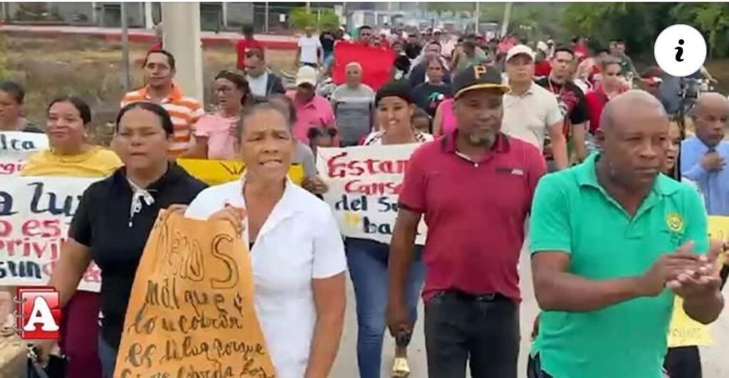 Comunitarios de Guaraguao cierran Autovía del Nordeste por crisis de energética en Bajo Yuna