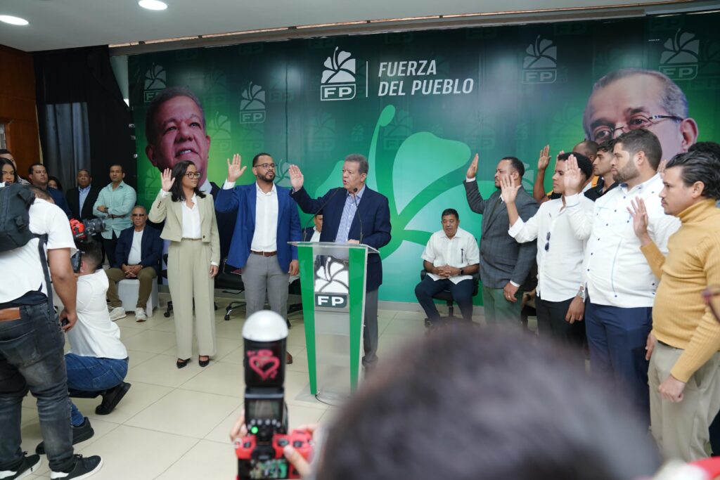 Leonel juramenta a Christian Steffano en la FP junto a otros dirigentes de La Vega