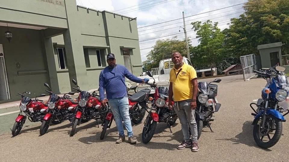 Sorprenden contrabando de 7 motocicletas iban en camión hacia Haití; apresan dos