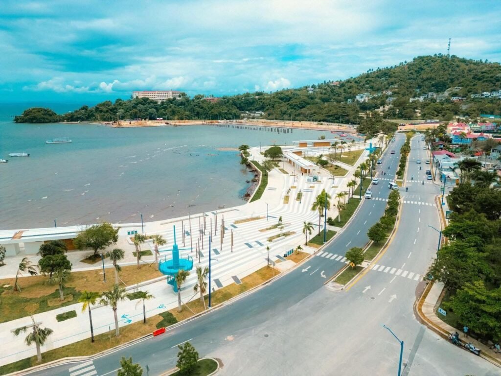 Presidente Abinader y ministro Collado inauguran reconstrucción de Malecón y otras obras en Samaná.