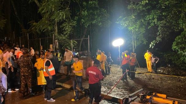 Autoridades de SDN supervisan labores de búsqueda de una niña que fue arrastrada por una cañada durante lluvias de este jueves.