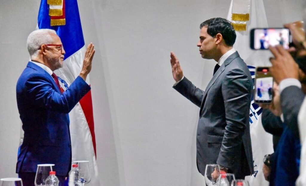 Roberto Angel Salcedo juramenta a José Antonio Aybar en Espectáculos Públicos y Radiofonía