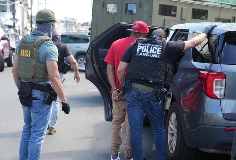 Dominicanos en Puerto Rico angustiados ante asedio de Migración