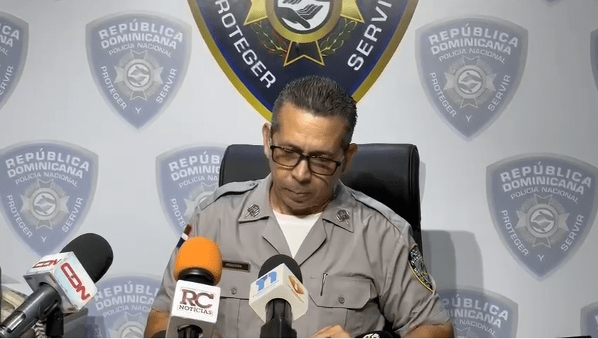 Hallan sin vida a dos jóvenes y uno gravemente herido en solar baldío